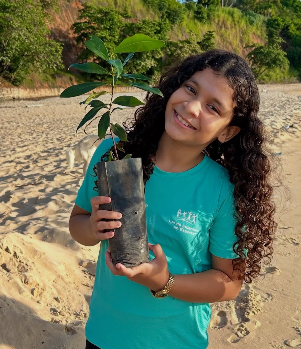 Plantio na praia reforça educação ambiental entre crianças do Instituto Italo Ferreira