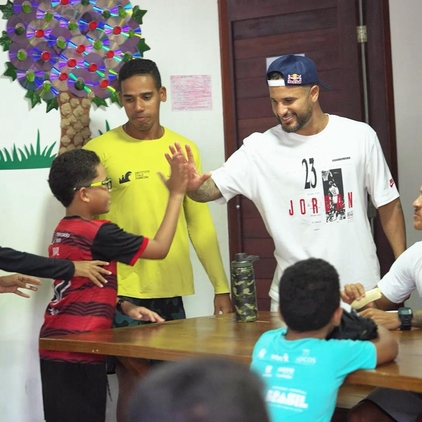 Italo Ferreira visita seu projeto social em Baía Formosa antes de viajar para a etapa de Trestles