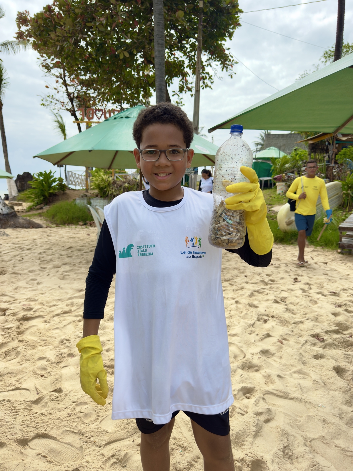 Mutirão retira mais de 50 kg de resíduos das praias de Baía Formosa