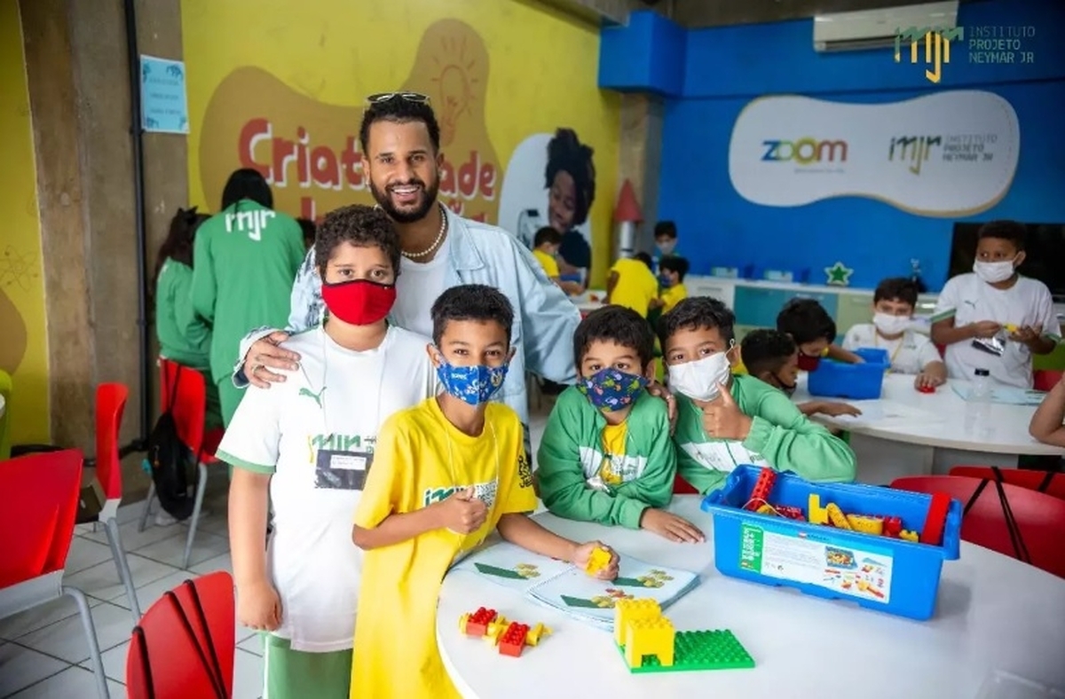 Surfista Italo Ferreira fala sobre planos para projeto social em visita ao Instituto de Neymar.