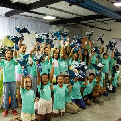 Instituto Italo Ferreira celebra a Páscoa com entrega de 168 ovos de chocolate para crianças de Baía Formosa