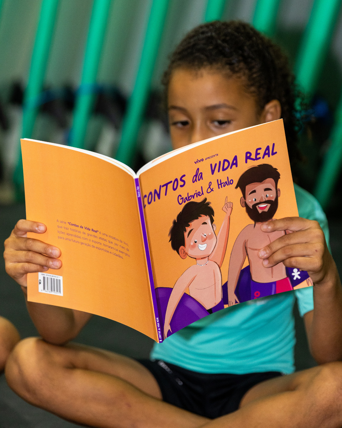 Crianças do Instituto Italo Ferreira aprendem sobre esportistas brasileiros com série de livros infantis criada pela Vivo