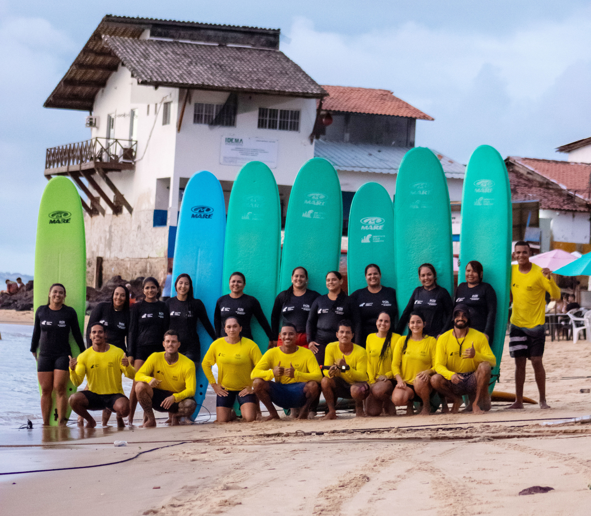 Dia das Mães no Instituto Italo Ferreira tem aulas de surfe e dança para mulheres da comunidade