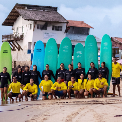 Dia das Mães no Instituto Italo Ferreira tem aulas de surfe e dança para mulheres da comunidade