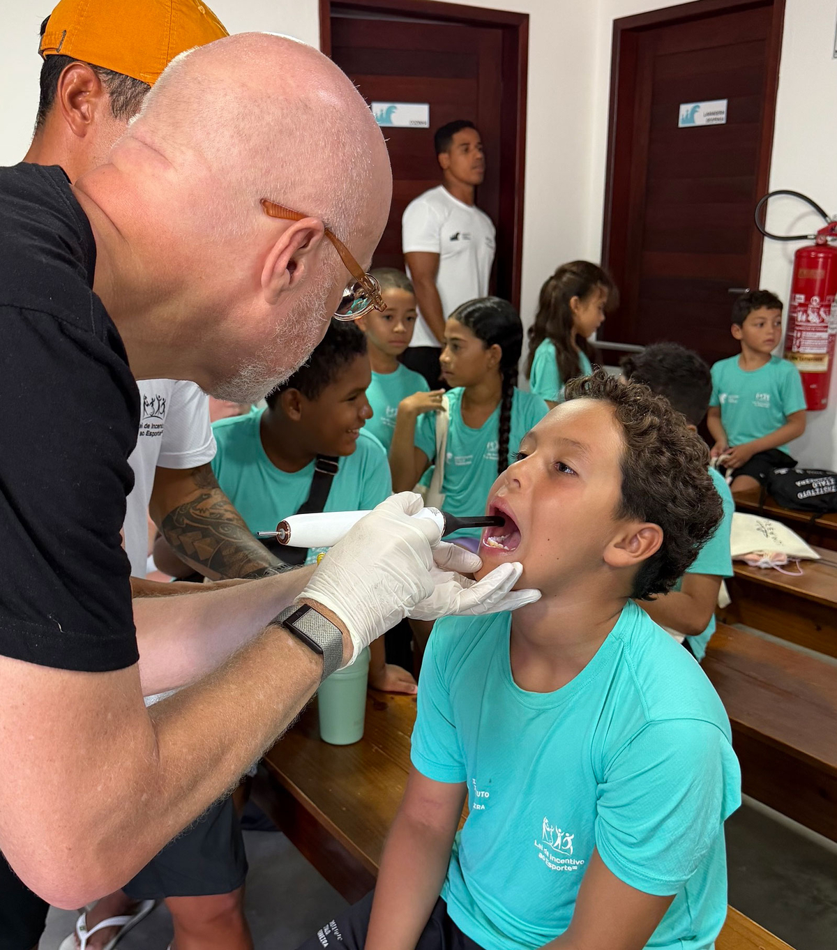 Instituto Italo Ferreira promove ‘Dia do Sorriso’ com apoio da Colgate e LumaBrush, e atende 100 crianças