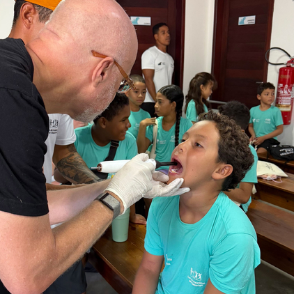Instituto Italo Ferreira promove ‘Dia do Sorriso’ com apoio da Colgate e LumaBrush, e atende 100 crianças