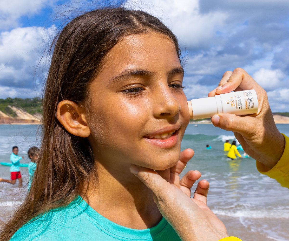 No mês de prevenção ao melanoma, Instituto Italo Ferreira e ADCOS reforçam uso de protetor solar contra o câncer de pele
