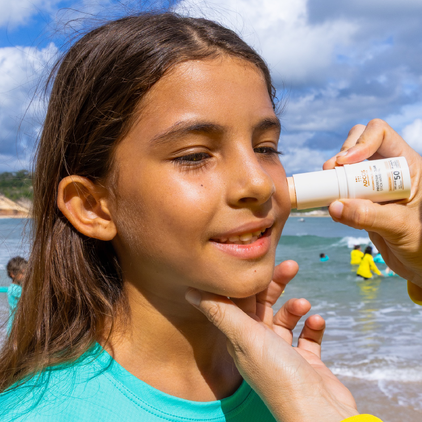 No mês de prevenção ao melanoma, Instituto Italo Ferreira e ADCOS reforçam uso de protetor solar contra o câncer de pele