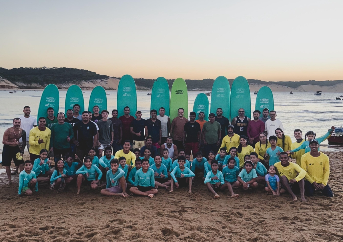 Dia dos Pais no Instituto Italo Ferreira reúne pais e alunos pelo surfe em Baía Formosa