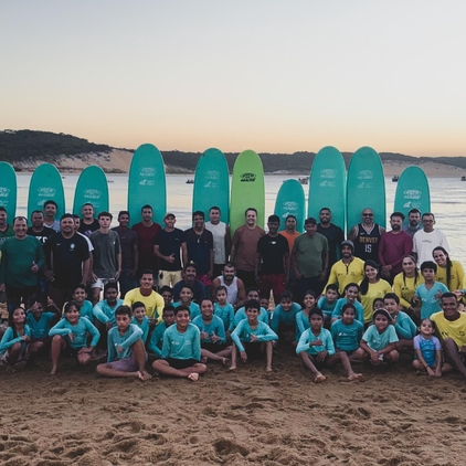 Dia dos Pais no Instituto Italo Ferreira reúne pais e alunos pelo surfe em Baía Formosa