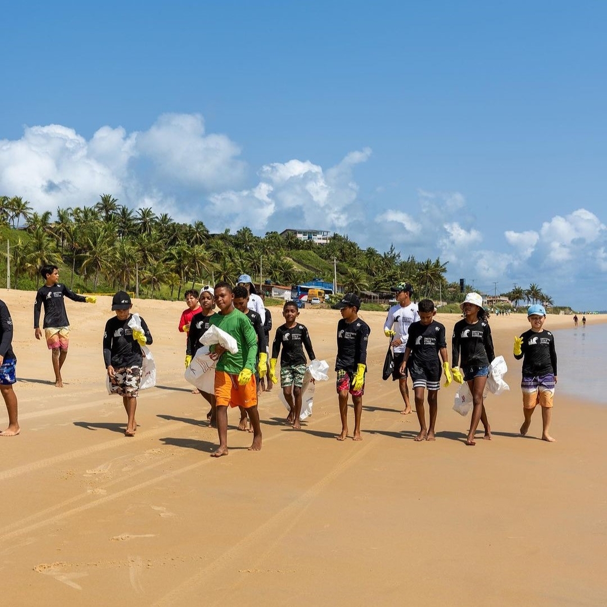 Alunos e professores realizam limpeza da praia Bacupari em parceria com a Sea Shepherd Brasil