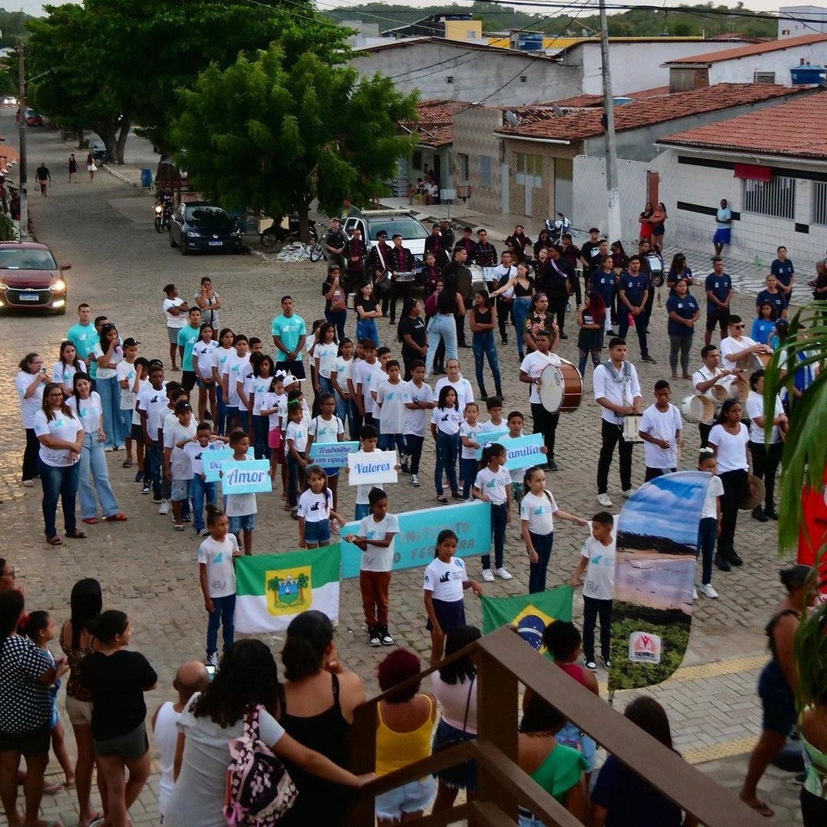 Crianças do Instituto Italo Ferreira participam da cerimônia de Hasteamento e Arriamento das bandeiras