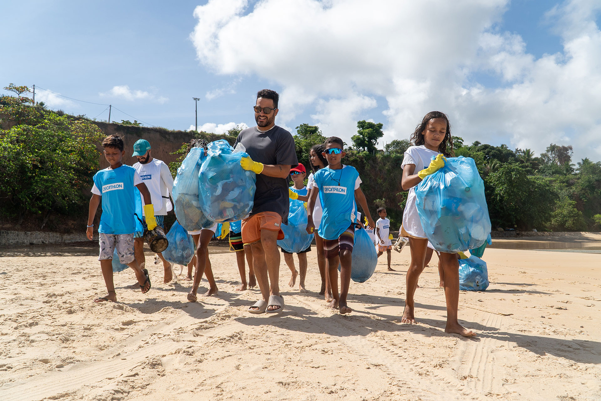 Italo Ferreira realiza mutirão de limpeza em Baía Formosa com alunos de seu projeto social