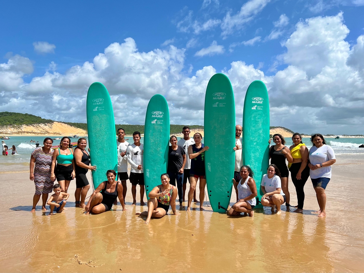 Aula de surfe e café da manhã marcam Dia das Mães no Instituto Italo Ferreira