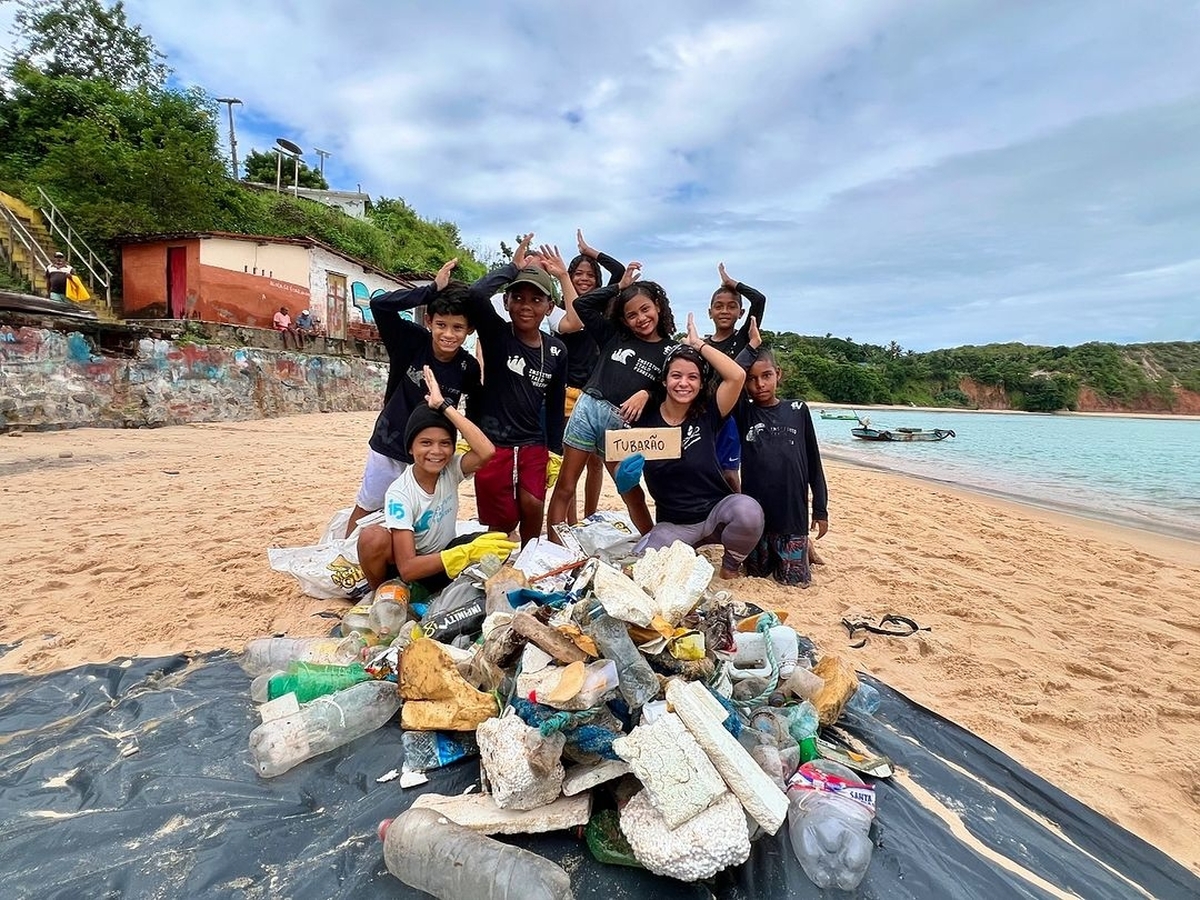 Mutirão com alunos do Instituto Italo Ferreira retira 202 kg de resíduos da praia e marca início de projeto com Sea Shepherd Brasil 