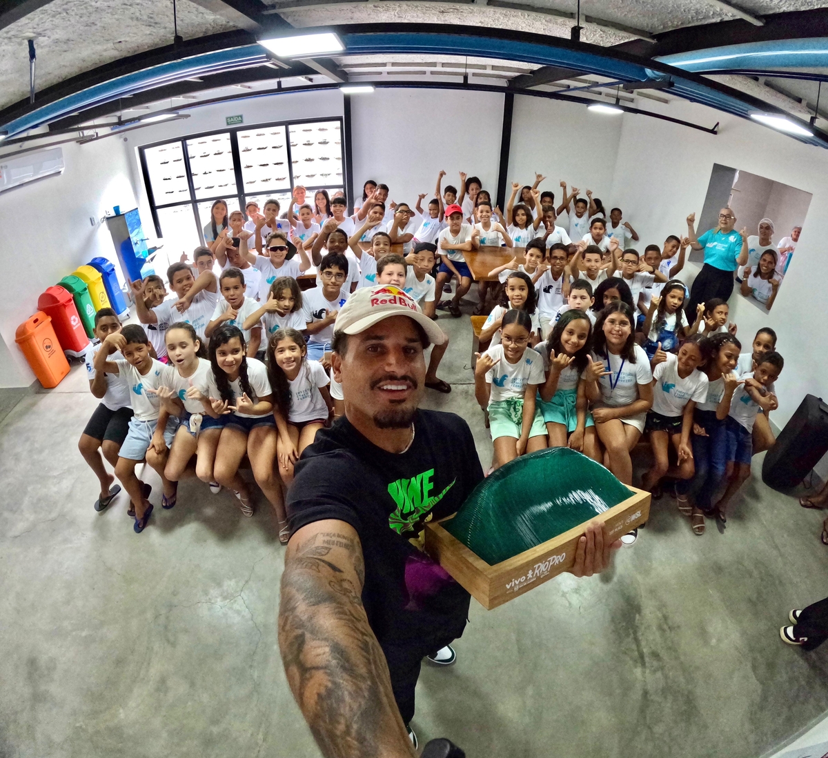 Italo Ferreira doa troféu conquistado em Saquarema para seu projeto social