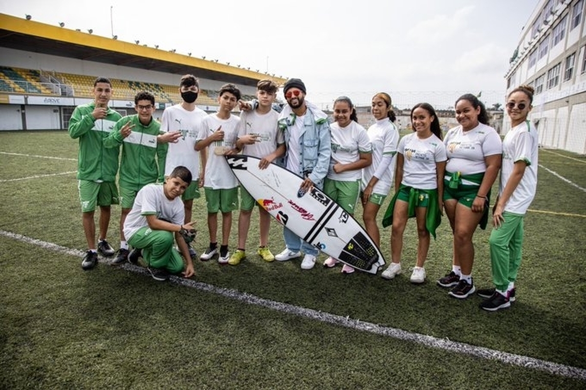 Prestes a inaugurar projeto social, Italo Ferreira visita Instituto Neymar Jr em São Paulo